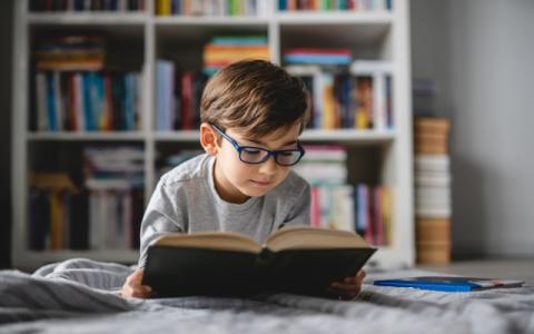 bambino che legge un libro