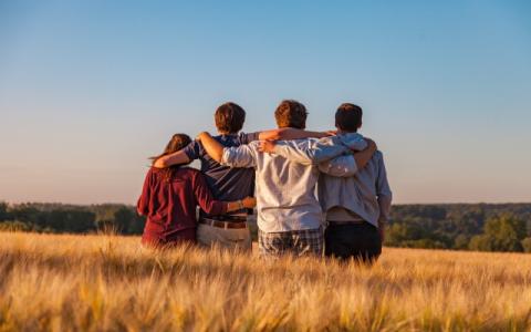 ragazzi che si abbracciano