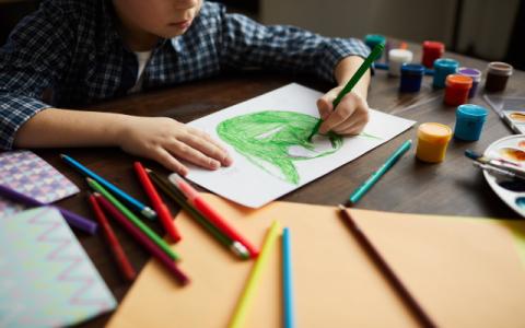 bambino che disegna