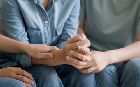 persone che si danno la mano