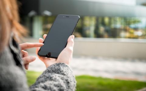 ragazza che usa il cellulare