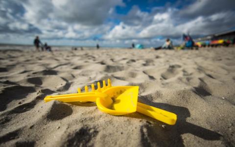 paletta e rastrello sulla spiaggia