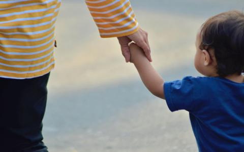 madre che tiene per mano la figlia