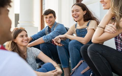 ragazze e ragazzi che si confrontano