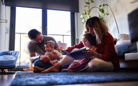 genitori che leggono libri ai figli