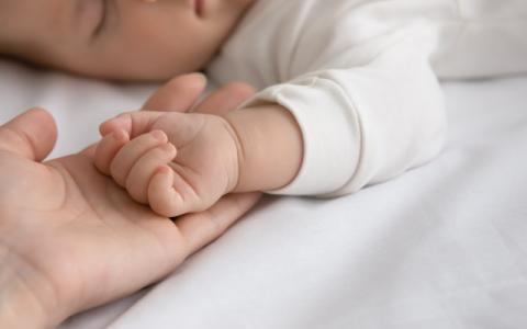 genitore con il figlio neonato