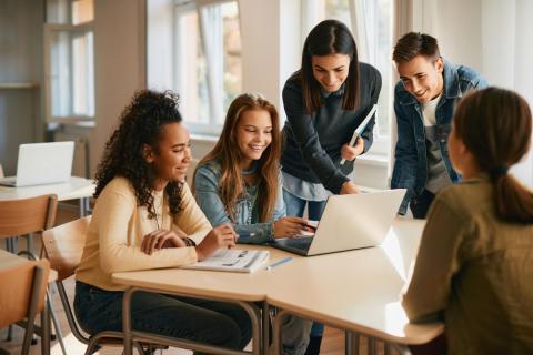 Giovani studenti con insegnante 