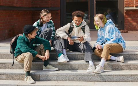 adolescenti in gruppo davanti al cellulare