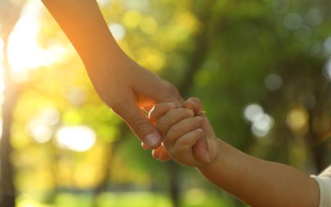 madre che tiene per mano la figlia