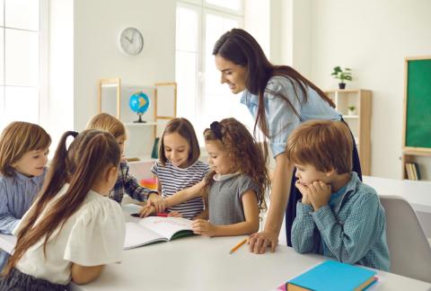 bambini a scuola con insegnante 