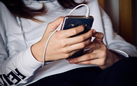 ragazza che usa il cellulare