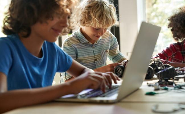 ragazzi che usano il computer