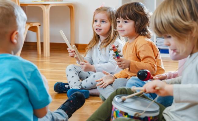 bambini che usano strumenti musicali