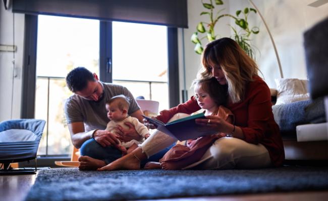 genitori che leggono libri ai figli