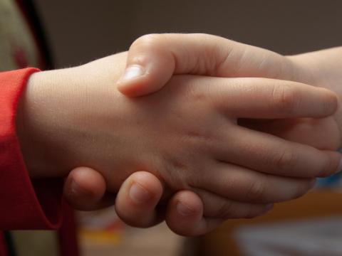 bambini che si danno la mano