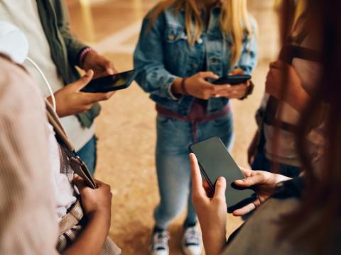 adolescenti al cellulare