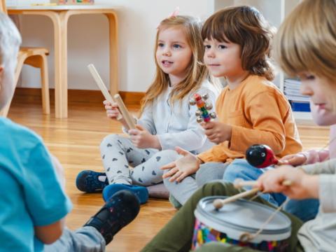 bambini che usano strumenti musicali