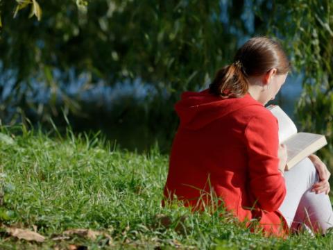 immagine di ragazza che legge un libro per evocare il tema dell'educazione alla lettura