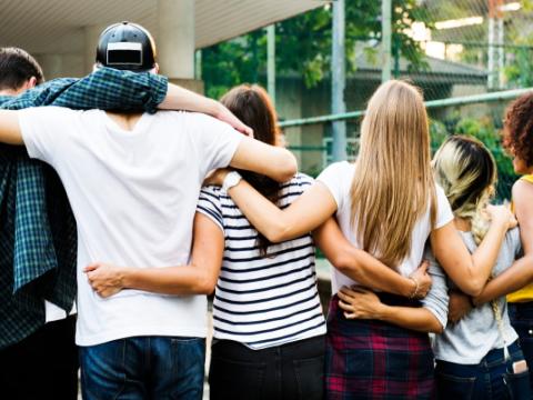 gruppo di ragazzi che si abbracciano