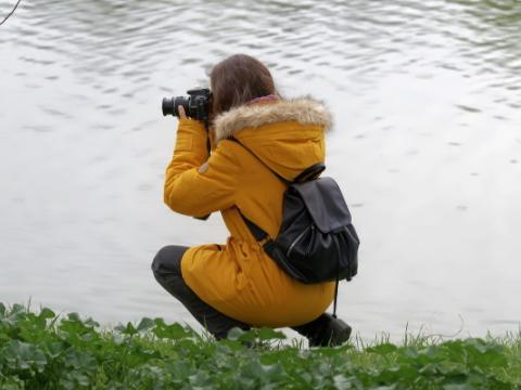 ragazza che fotografa un lago