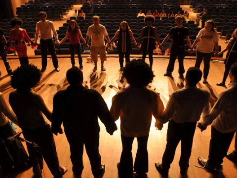 immagine di ragazzi che mettono in scena uno spettacolo teatrale per evocare il tema dei linguaggi del teatro a scuola