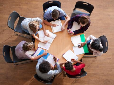 ragazzi che partecipano a un laboratorio di scrittura