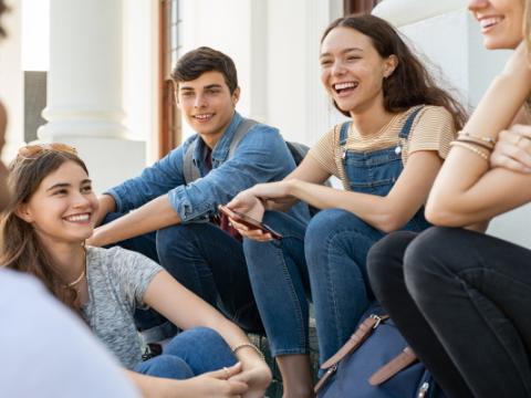 ragazze e ragazzi che si confrontano