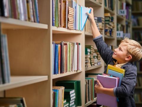 bambino in biblioteca