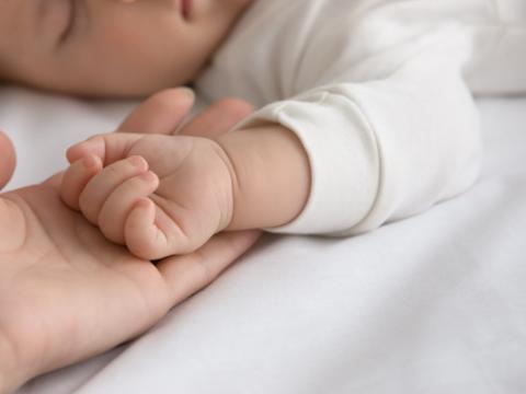 genitore con il figlio neonato