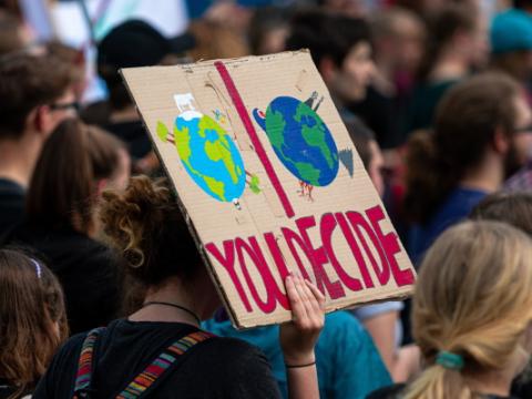 giovani che manifestano per il clima