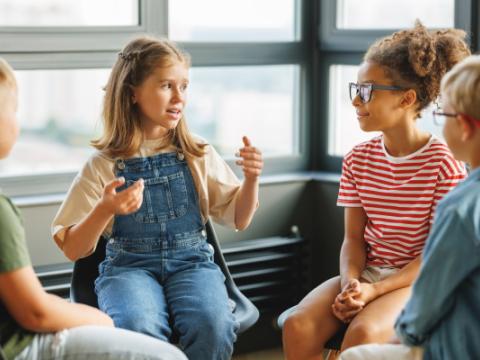 bambini seduti in cerchio che parlano