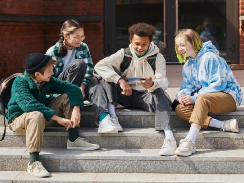 adolescenti in gruppo davanti al cellulare