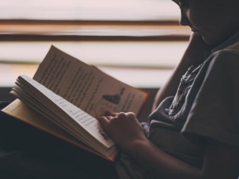 bambino che legge un libro