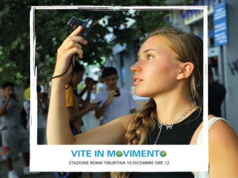 Locandina dell'inaugurazione della mostra fotografica Vite in Movimento. Sogni e sfide di 16 adolescenti in Italia