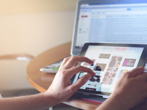 ragazzo che usa il tablet