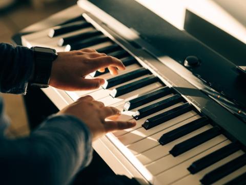 bambino che suona il piano
