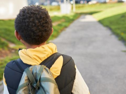 bambino solo di spalle