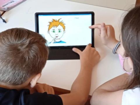 Akelius app che ha l’obiettivo di supportare gli alunni con background migratorio nell’apprendimento dell’italiano come seconda lingua (L2)