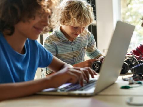 ragazzi che usano il computer