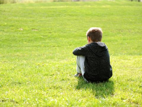 bambino solo di spalle